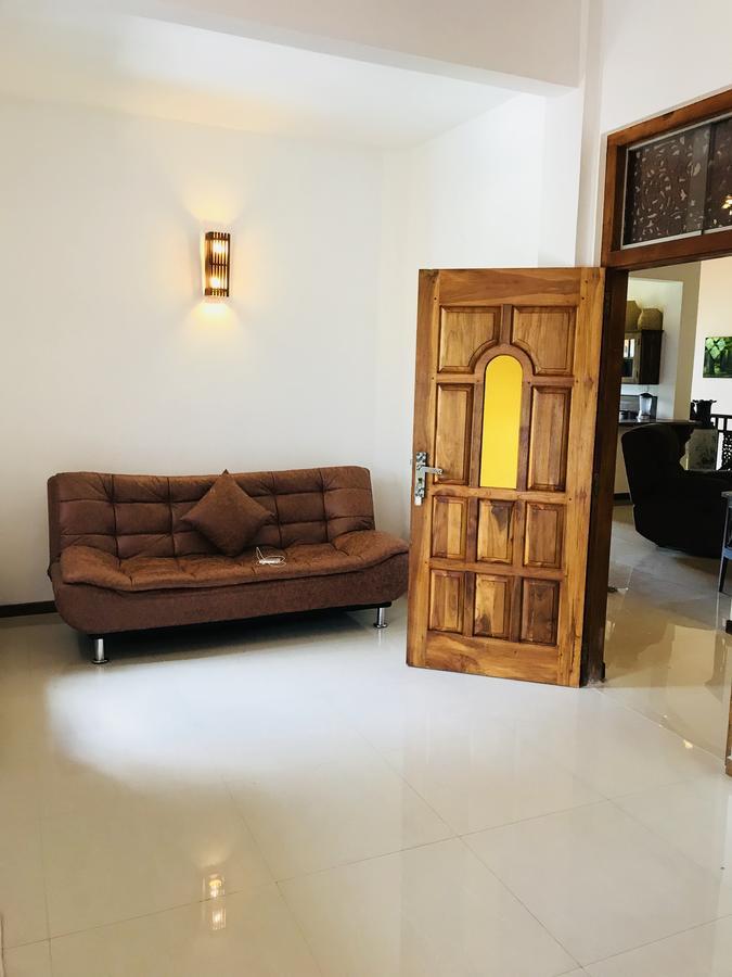 Hotel Neli guests house à Unawatuna Extérieur photo